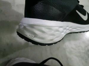 Nike Revolution 6 Running Shoes.