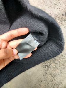 Uniqlo Black Sweater 🏴