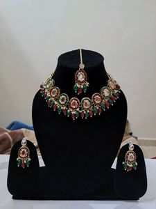 Beautiful Necklace Set With Earrings And Mang Tika