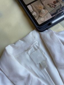 H&amp;M White Blazer - Stylish &amp; Chic