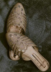 Elegant Gold Ethnic Juttis net with design 💗😍