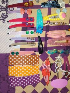 BUY ATLEAST 3 Hair Clips✨