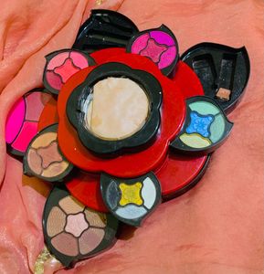 Vintage Red Flower Powder Compact