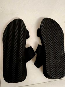 Layasa Black Flip Flops - Size 6-7