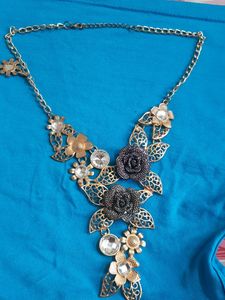New Trending Necklace In Complete Good Condition.