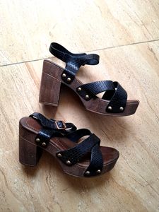 Black Criss-Cross Strap Sandals
