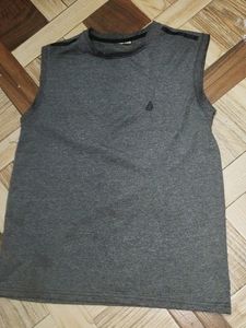 SLEEVELESS T-shirt