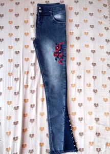 Floral Embroidered Jeans 🌸🌺🌷