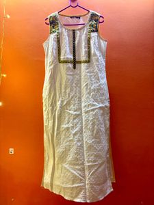 White Embroidered Sleeveless Kurti
