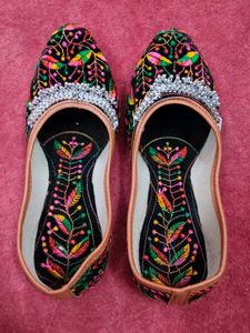 Embroidered Ethnic Juttis (AR)