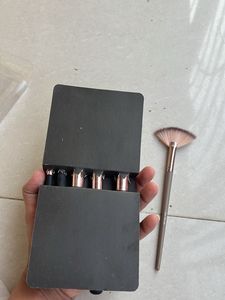 Faces Canada Brush Set