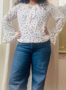 White well fitted top with polka dots