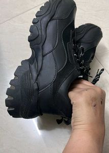 Stylish Black Sneakers - Unisex - Like New - With