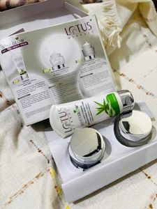 Lotus Herbals White glow Day And Night Pack