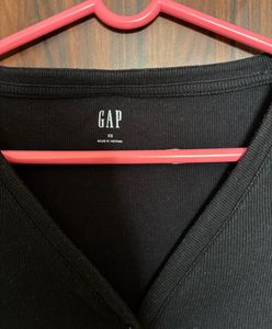 GAP Fitted V-Neck Top