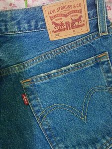 Distressed Levi&#39;s Jeans