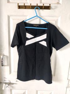 Black Clr Cotton Tshirt With Unique Neck Pattern