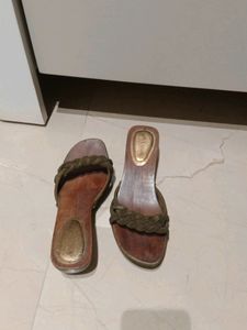Wooden sandal With Green Velvet design
