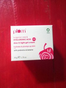 plum Bulgarian rose and hyaluronic acid gel light