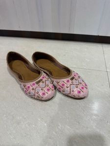 Baby Pink Juttis