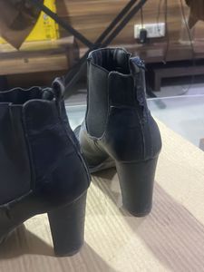 !final Sale! Black Leather Heeled Chelsea Boots