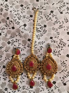 Elegant Necklace Set new with box