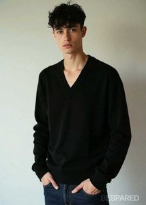 Uniqlo Unisex V Neck Sweater 🖤