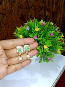 Beautiful Green Necklace With Earrings