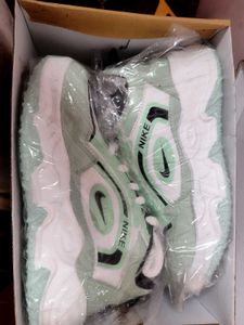 Nike Trend Sneakers( Size 6)