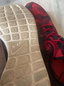 Nike Roshe One Print – Red/Black Camo Sneakers
