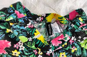 🎁Buy 1, Get 1 Free🎁Floral Print Shorts Size S