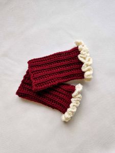Crochet fingerless gloves with ruffles