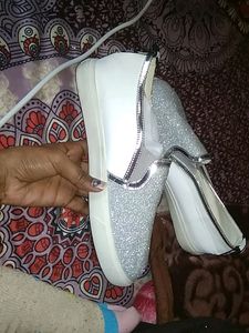 White Shoes Whit Shinny Silver Design