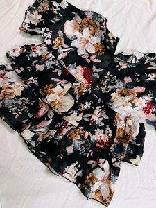 Black Floral Ruffle Crop Top🖤