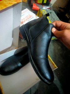 •Leather Chelsea boots •