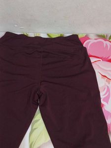 (1300)Burgundy &amp; Black Striped Leggings