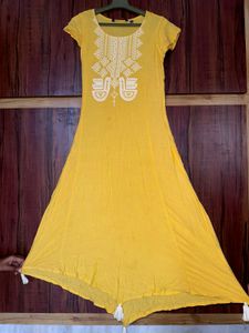 Yellow coloured cotton avaasa kurti.