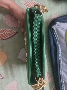 Beutiful GREEN SLING BAG 🍃🌺
