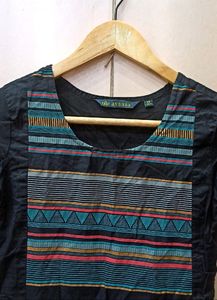 Avaasa Black Printed Kurti (Women)