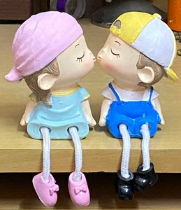Kissing Couple Figurine Set - 2Pcs