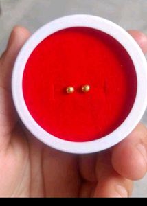 18 cr. Gold Stud Earrings.