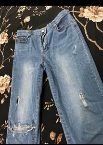 Lightly Washed Distressed Blue Jeans!!😍