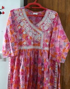 Chikankari Floral 🩷 Kurta And Pant Set