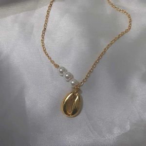 Elegant  Shell Pearl Necklace