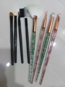 8 Makeup Brushes