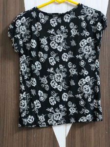 Black and white floral t-shirt🤍