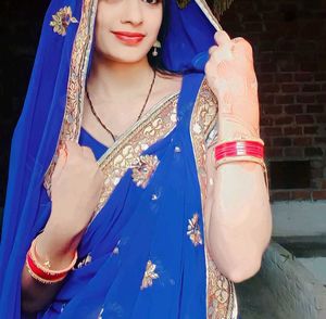 Very Nice Saree And Blouse Pahne Pr Achhi Lgti H