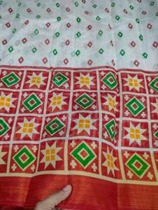 Elegant White &amp; Red Patterned Saree