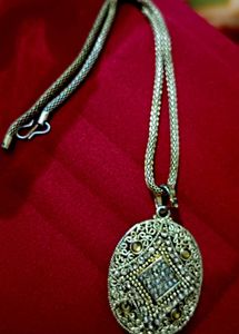 Vintage-Style Pearl Pendant Necklace
