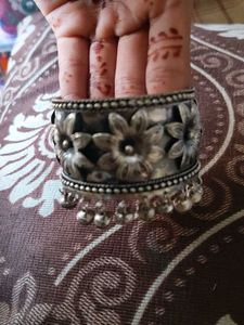 Oxidised Kada With Ghugru